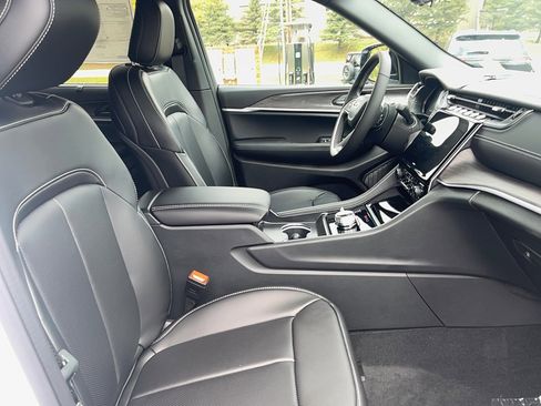 New 2025 Jeep Grand Cherokee Limited w/ Luxury Tech Group II image 17