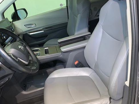 Used 2021 Toyota Sienna XLE image 15