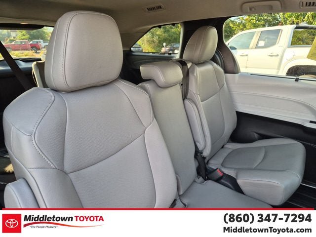 Used 2026 Toyota Sienna XLE FWD image 34