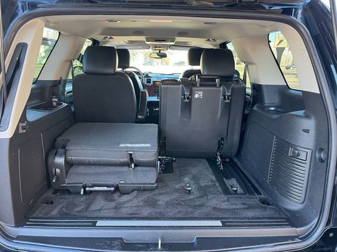 Used 2011 Cadillac Escalade Luxury image 19