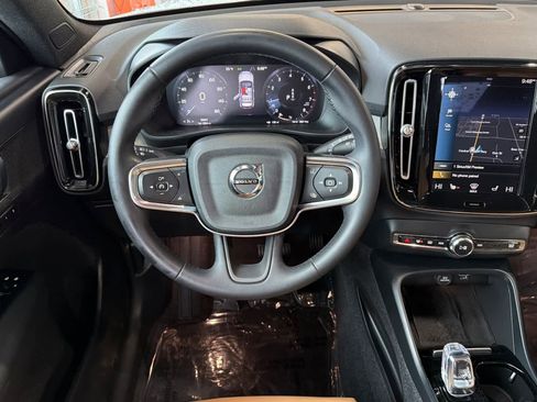 Used 2022 Volvo XC40 T5 Inscription w/ Climate Package image 16