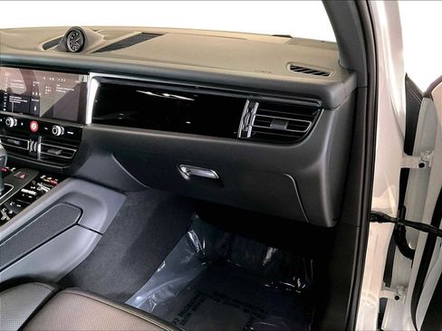 New 2026 Porsche Macan image 22