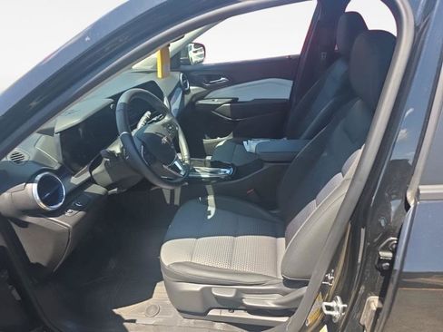 Used 2025 Chevrolet Trax LT w/ LT Convenience Package FWD image 3