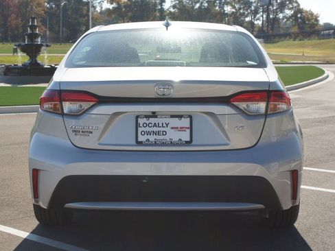 Used 2022 Toyota Corolla LE image 3
