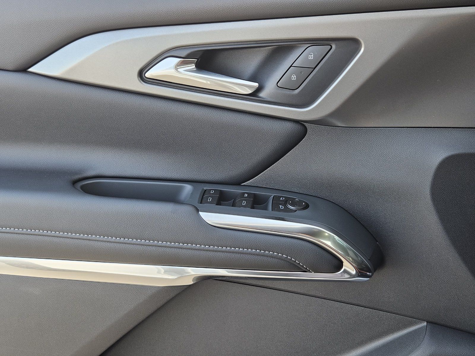 New 2027 Chevrolet Traverse LT w/ Midnight/Sport Edition FWD image 23