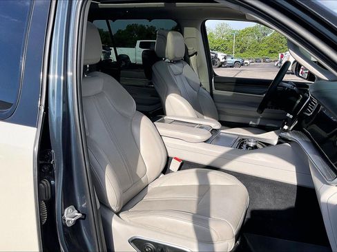 Used 2023 Jeep Wagoneer L Series III w/ Premium Group I AWD/4WD image 8