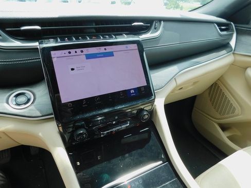 Used 2023 Jeep Grand Cherokee Limited image 13