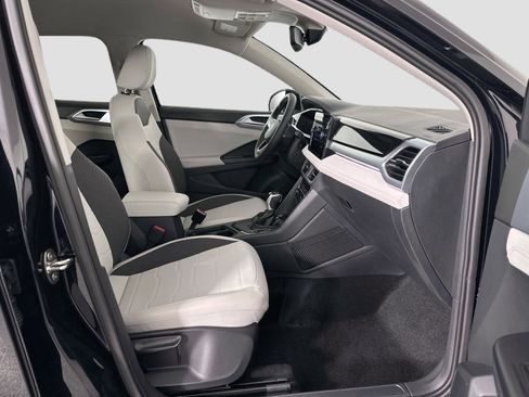 Certified 2025 Volkswagen Taos SE image 21