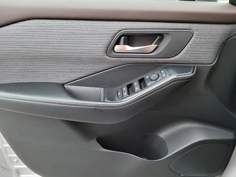 Used 2023 Nissan Rogue SV image 24