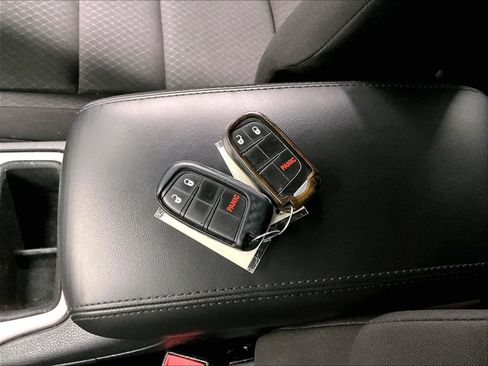 Used 2021 Jeep Grand Cherokee Laredo AWD/4WD image 14