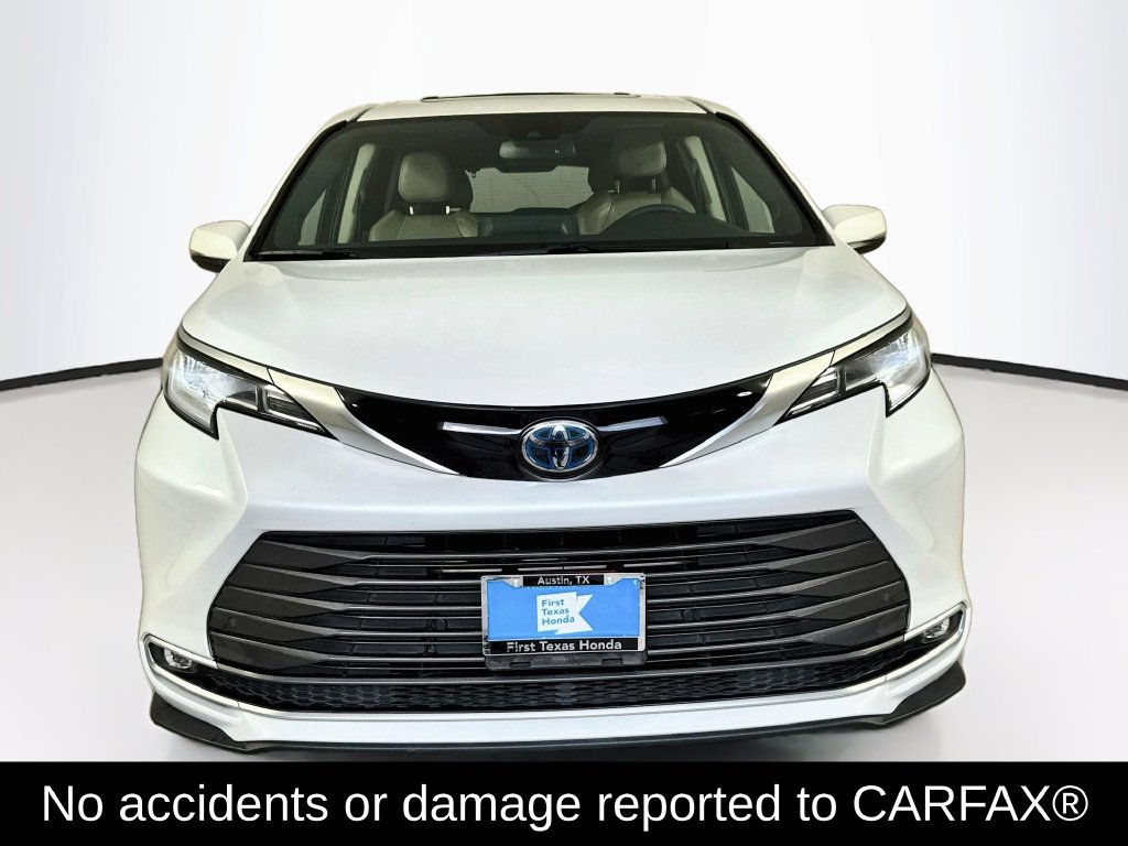 Used 2022 Toyota Sienna Limited FWD image 2