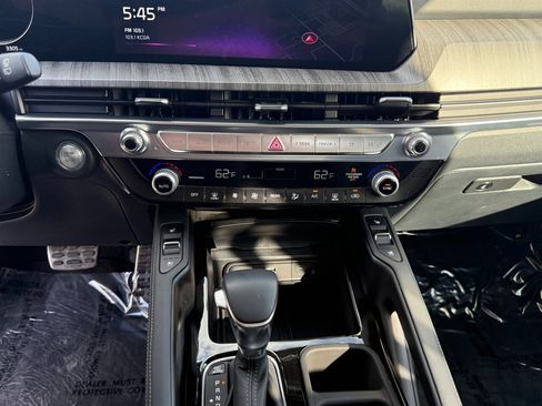 Used 2025 Kia Telluride SX w/ SX Captain's Chair Package FWD image 9