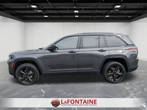 Used 2024 Jeep Grand Cherokee Altitude AWD/4WD image 2