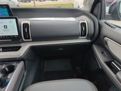 New 2025 Ford Expedition Active image 17