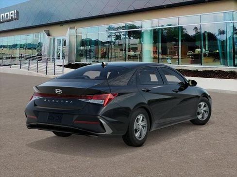 New 2026 Hyundai Elantra SE FWD image 4