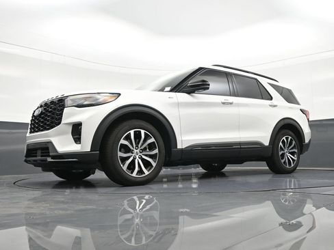 Used 2025 Ford Explorer ST-Line w/ Premium Package image 24