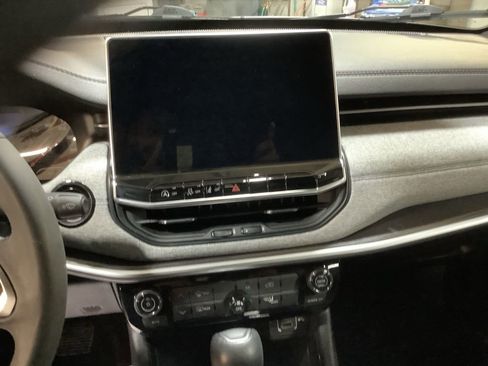 Used 2023 Jeep Compass Latitude image 24