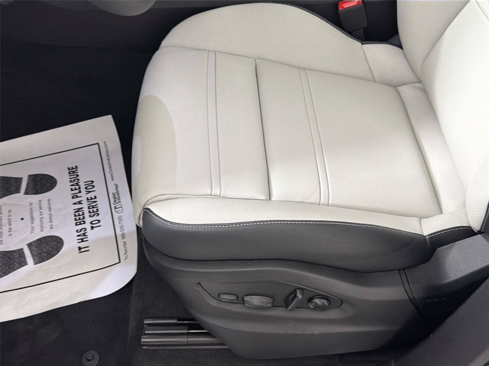 Certified 2026 Porsche Cayenne AWD/4WD image 31