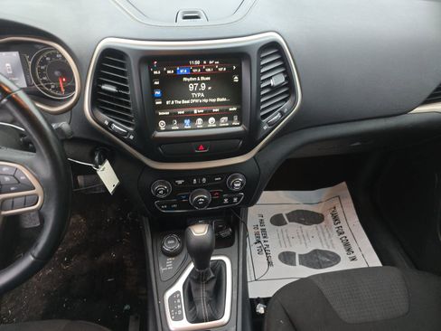 Used 2017 Jeep Cherokee Latitude w/ Cold Weather Group image 17