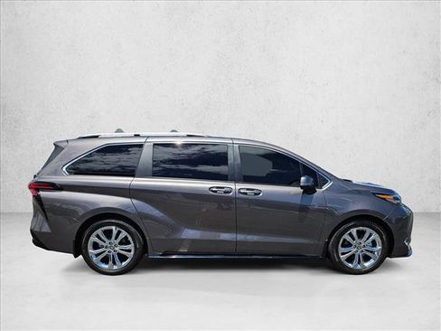 Used 2024 Toyota Sienna Platinum FWD image 4