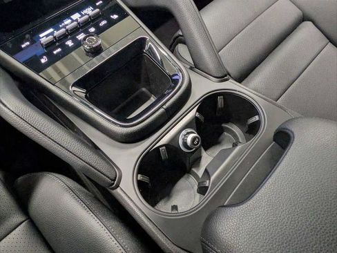Used 2025 Porsche Cayenne AWD/4WD image 32