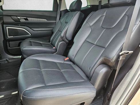 Used 2024 Kia Telluride EX w/ EX Captain's Chair Package FWD image 18