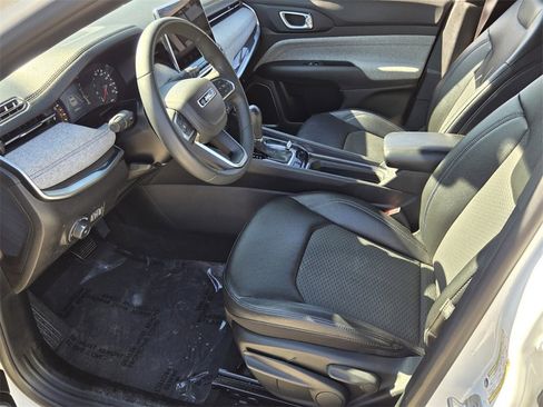 Used 2024 Jeep Compass Latitude image 11