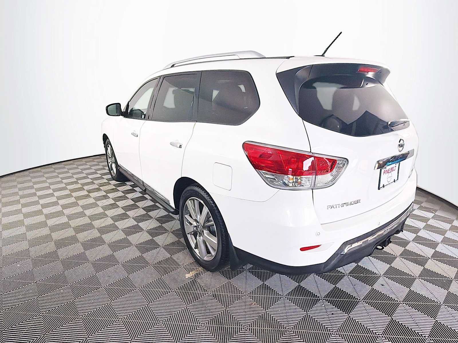 Used 2013 Nissan Pathfinder Platinum w/ Platinum Premium Pkg AWD/4WD image 6