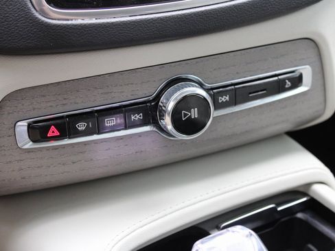 Used 2025 Volvo XC90 B6 Ultra w/ Lounge Package image 27