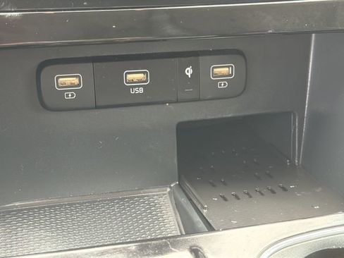 Used 2024 Kia Carnival EX FWD image 23