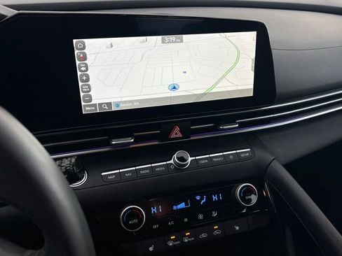 Certified 2025 Hyundai Elantra SEL image 20