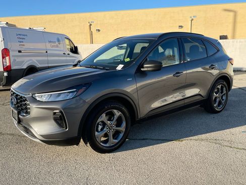 Used 2025 Ford Escape ST-Line w/ Equipment Group 301A image 4