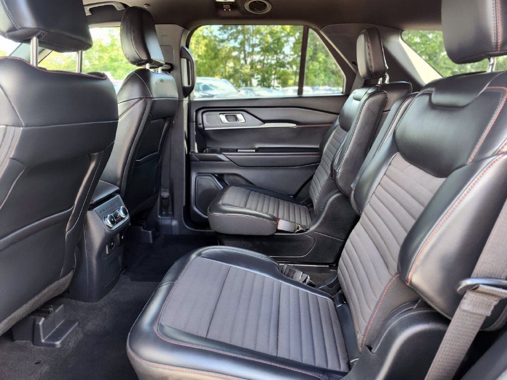 Certified 2025 Ford Explorer ST-Line w/ Premium Package AWD/4WD image 16