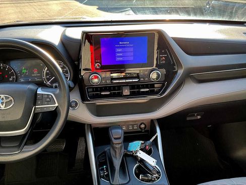 Used 2023 Toyota Highlander L FWD image 7