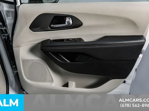 Used 2024 Chrysler Pacifica Select image 43