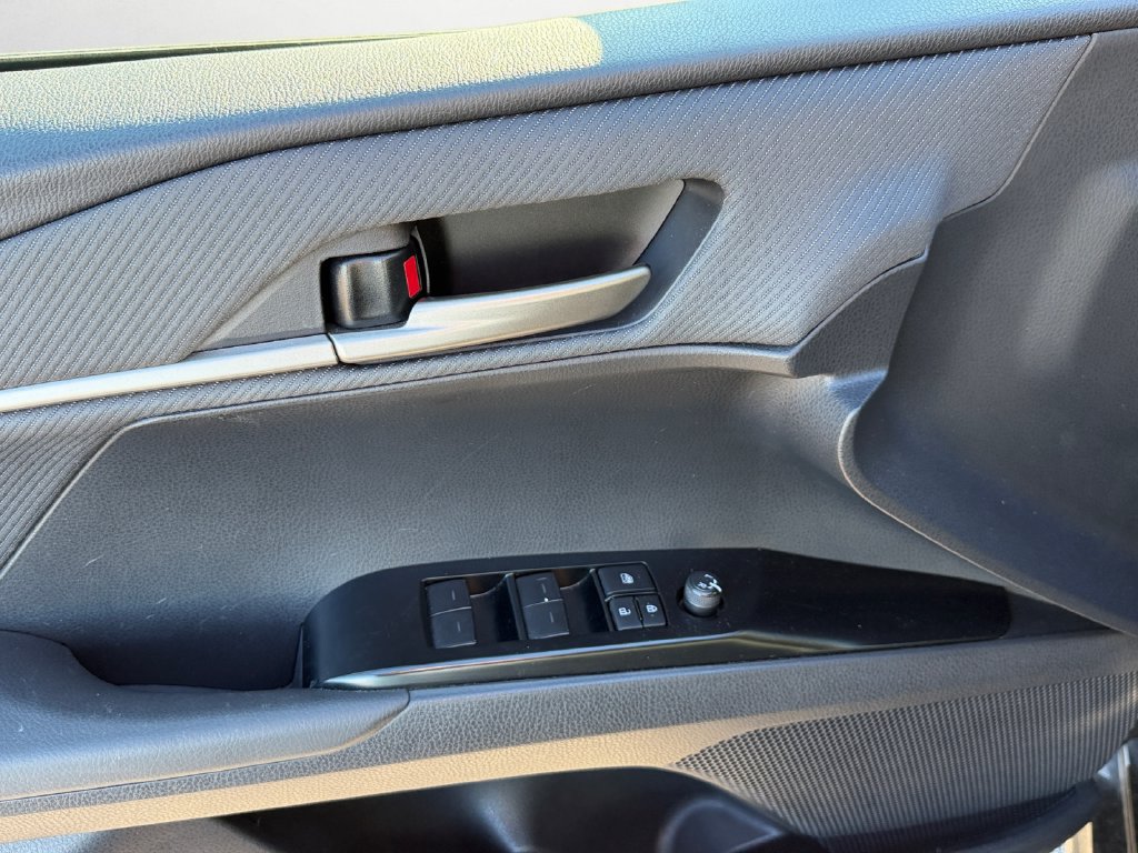 Used 2025 Toyota Camry Hybrid FWD image 18