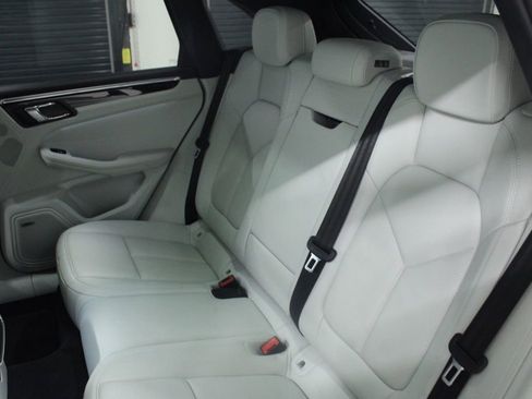 Certified 2022 Porsche Macan AWD/4WD image 29