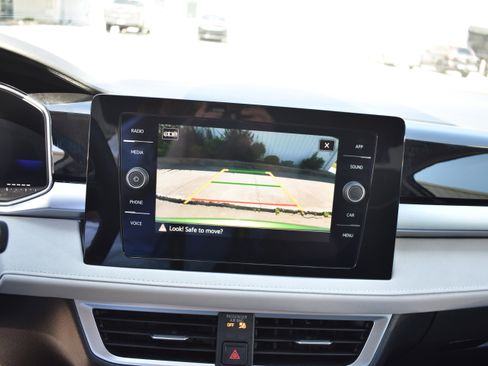 Used 2025 Volkswagen Taos SE FWD image 18