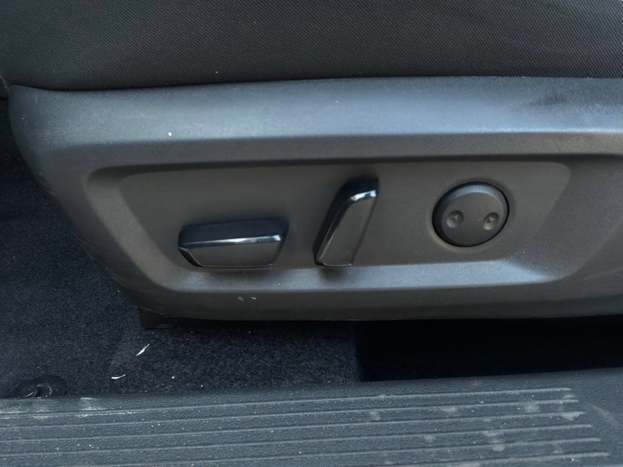 Used 2025 Nissan Rogue SV FWD image 11