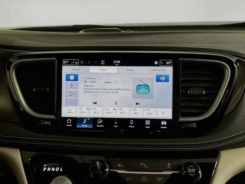 Used 2024 Chrysler Pacifica Limited FWD image 15