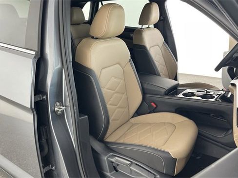 Used 2024 Volkswagen Atlas Cross Sport SE image 45