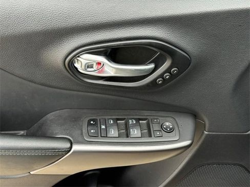 Used 2022 Jeep Cherokee Limited image 16