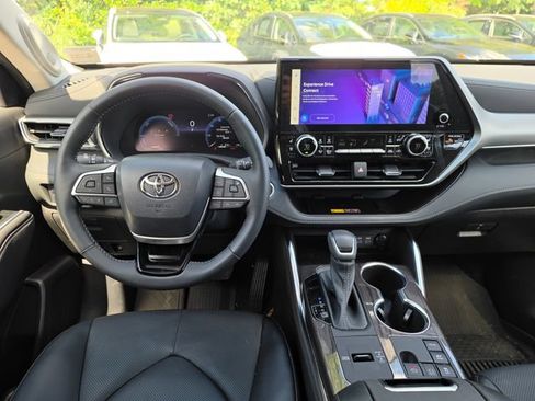 Used 2026 Toyota Highlander Platinum AWD/4WD image 8