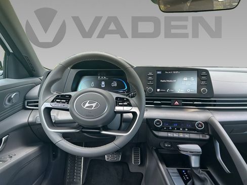 New 2025 Hyundai Elantra SEL image 3