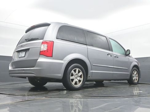 Used 2013 Chrysler Town & Country Touring image 46