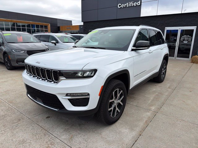 Certified 2025 Jeep Grand Cherokee Limited w/ Trailer Tow Package AWD/4WD image 3
