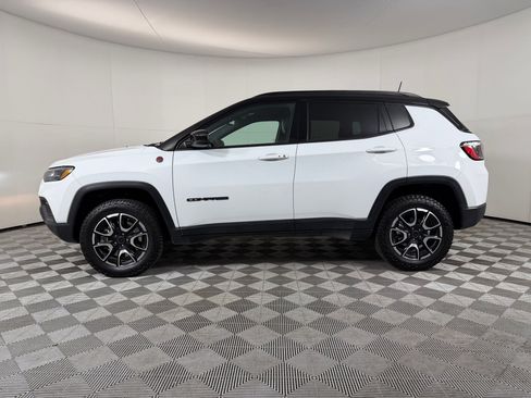 Used 2025 Jeep Compass Trailhawk AWD/4WD image 2