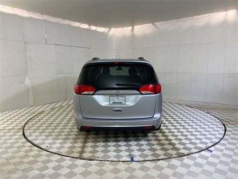 Used 2019 Chrysler Pacifica Touring-L image 18