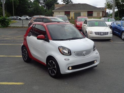 Used 2017 smart fortwo passion RWD image 3