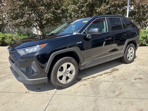 Used 2021 Toyota RAV4 LE AWD/4WD image 3